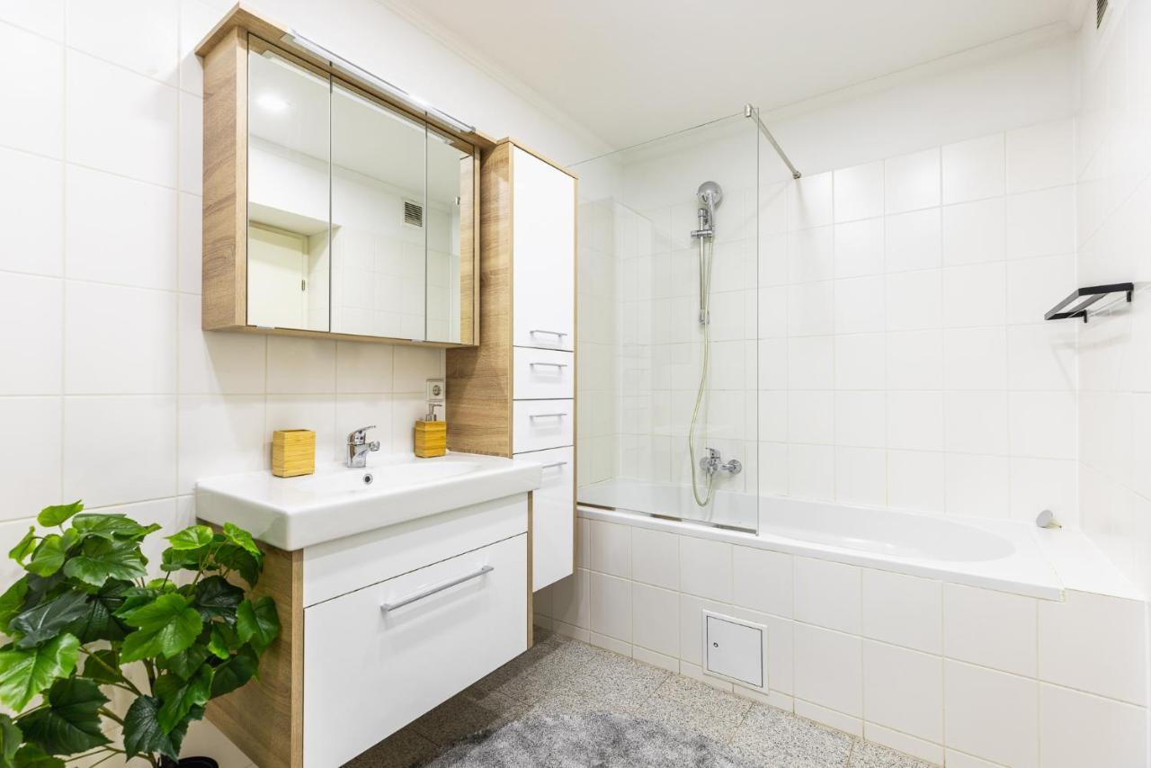 Live Centrally In A Spacious And Modern Apartment In Вена Экстерьер фото